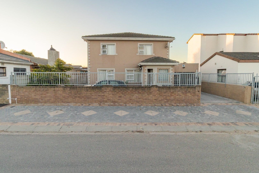 4 Bedroom Property for Sale in Devon Park Western Cape
